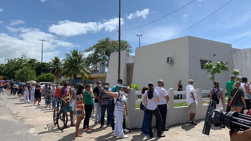 Cidades vacinam profissionais fora da linha de frente da Covid-19 antes de imunizar idosos